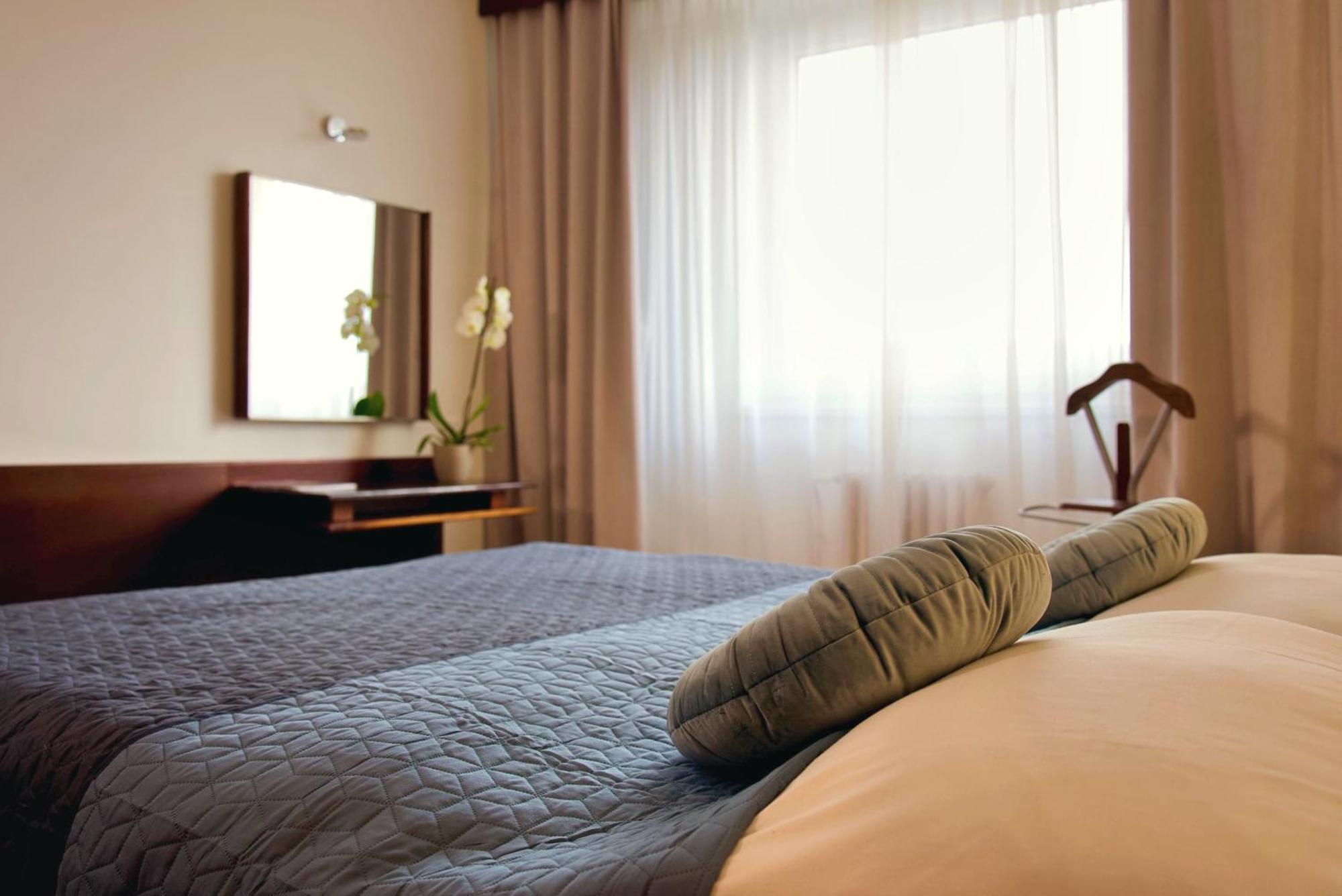 Hotel Merkur - Jablonec Nad Nisou Bagian luar foto