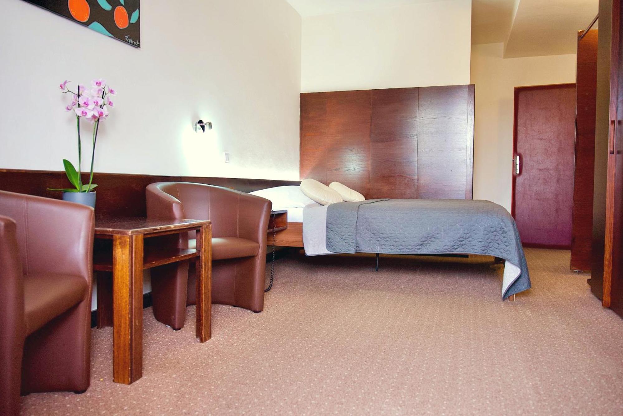Hotel Merkur - Jablonec Nad Nisou Bagian luar foto