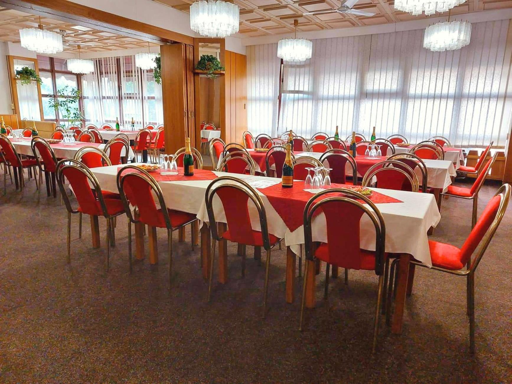 Hotel Merkur - Jablonec Nad Nisou Bagian luar foto