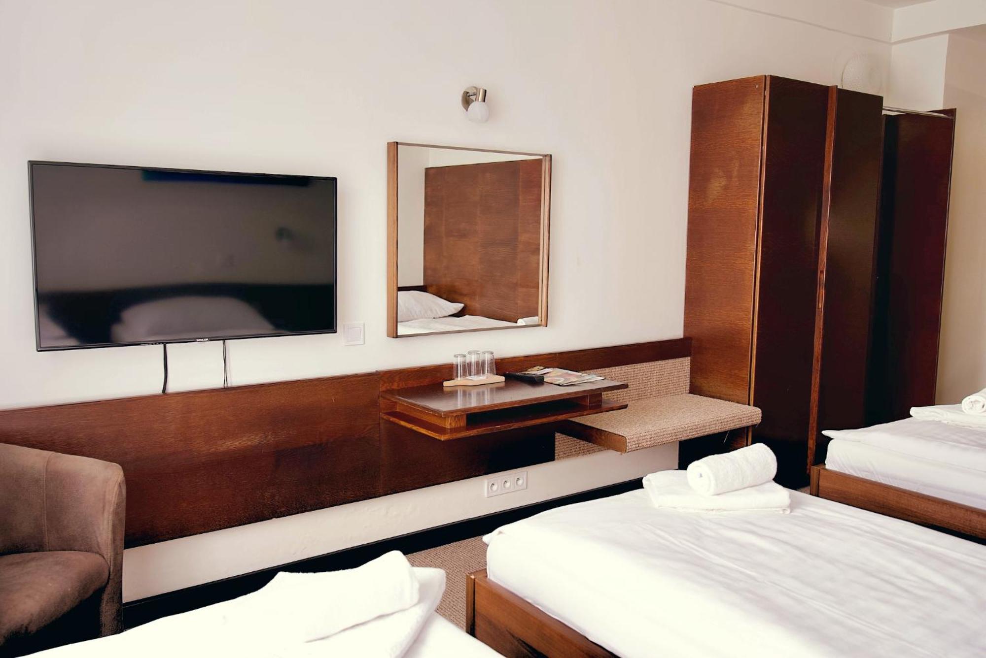 Hotel Merkur - Jablonec Nad Nisou Bagian luar foto