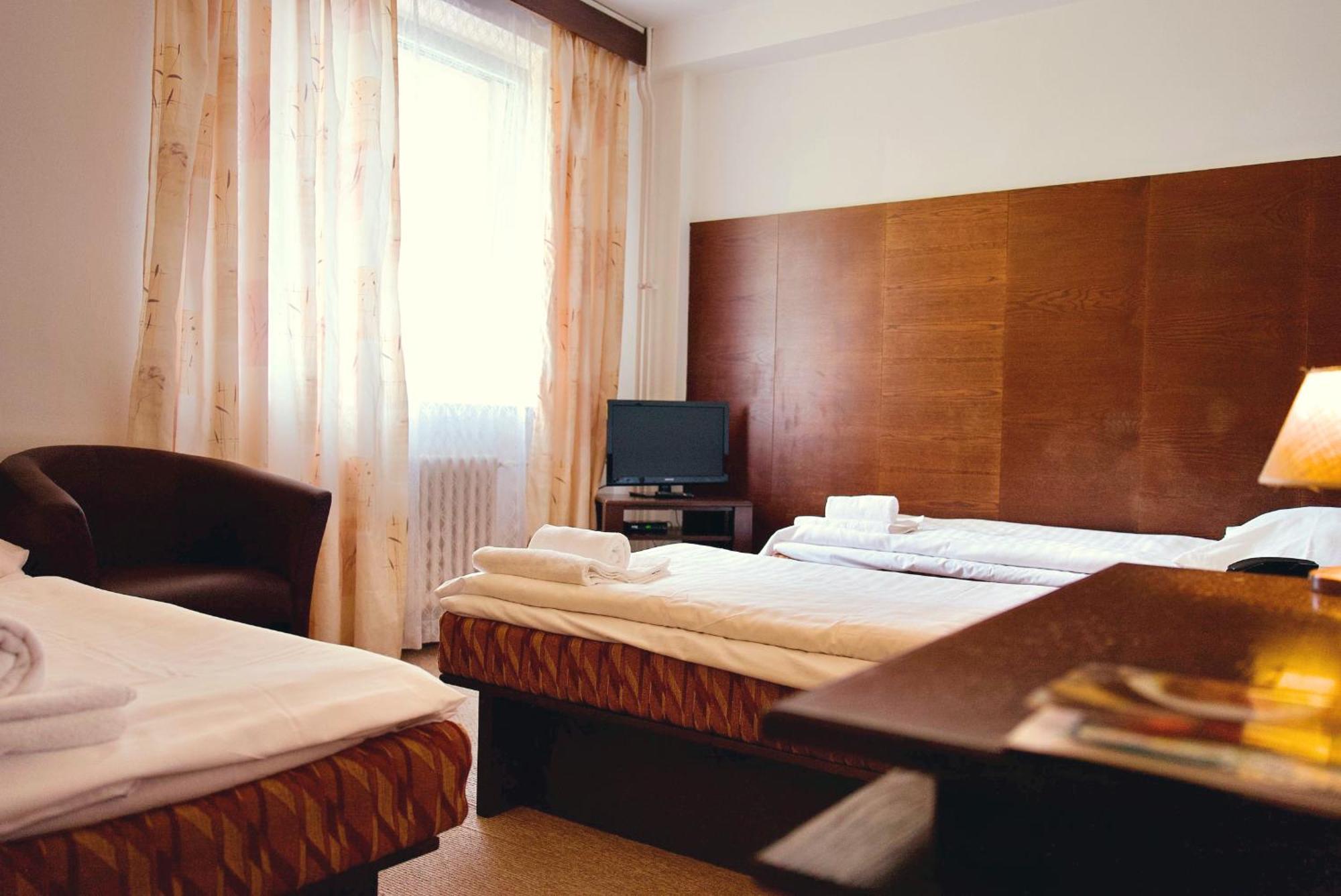 Hotel Merkur - Jablonec Nad Nisou Bagian luar foto