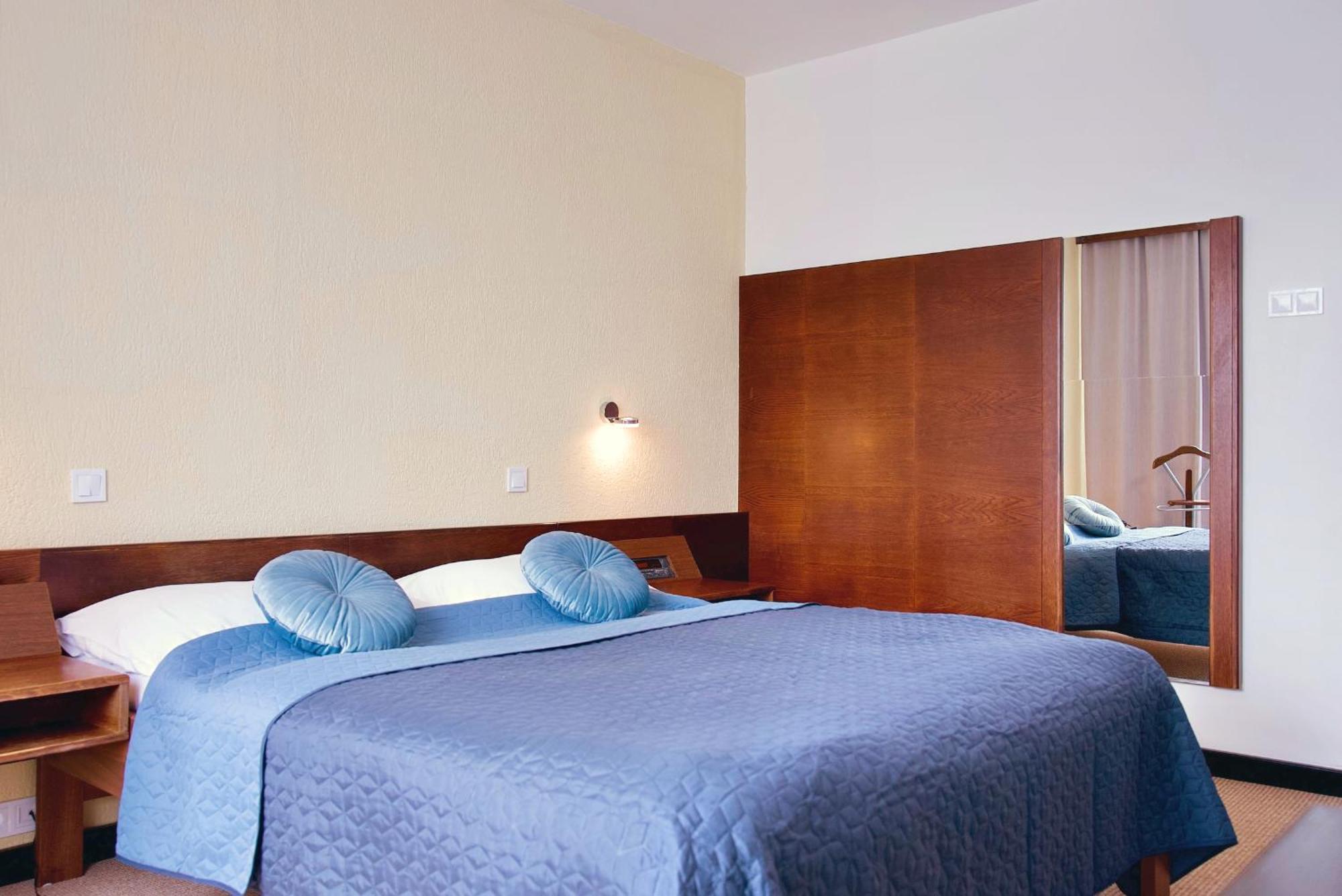 Hotel Merkur - Jablonec Nad Nisou Bagian luar foto