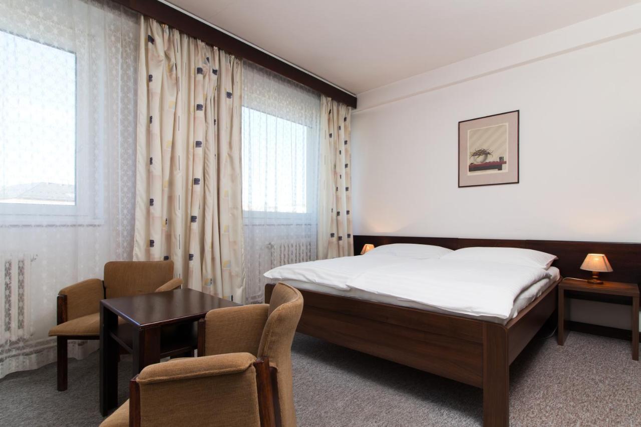 Hotel Merkur - Jablonec Nad Nisou Bagian luar foto