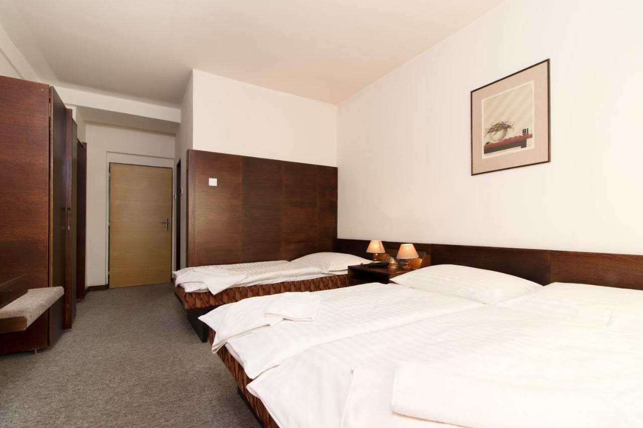 Hotel Merkur - Jablonec Nad Nisou Bagian luar foto