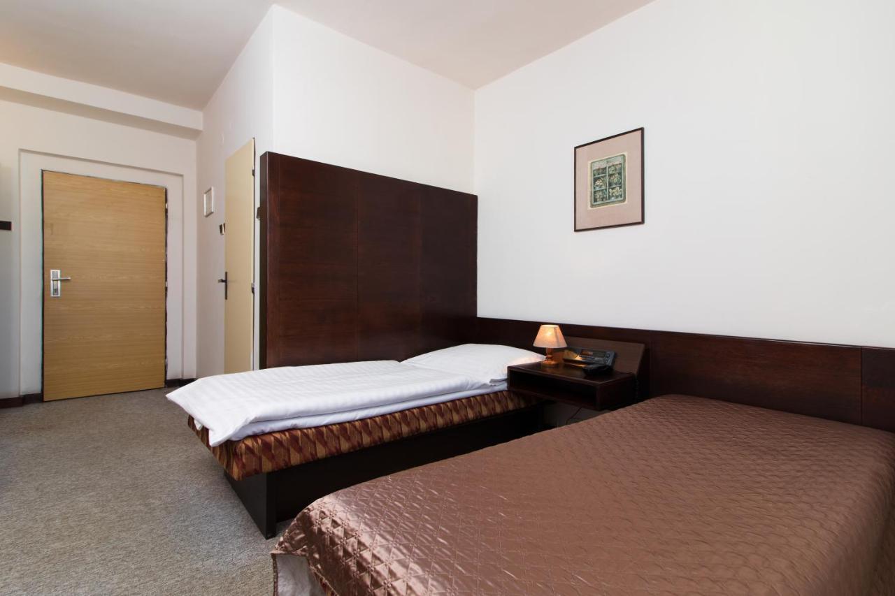 Hotel Merkur - Jablonec Nad Nisou Bagian luar foto
