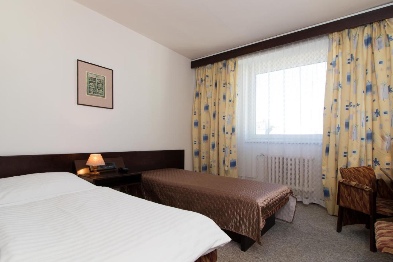 Hotel Merkur - Jablonec Nad Nisou Bagian luar foto